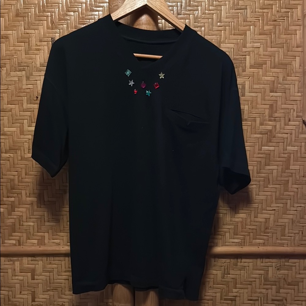 Black vintage gemstone vneck tee medium